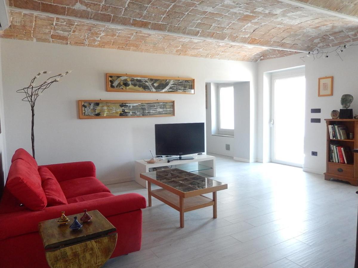 B&B Bionzo16 Calosso Bagian luar foto
